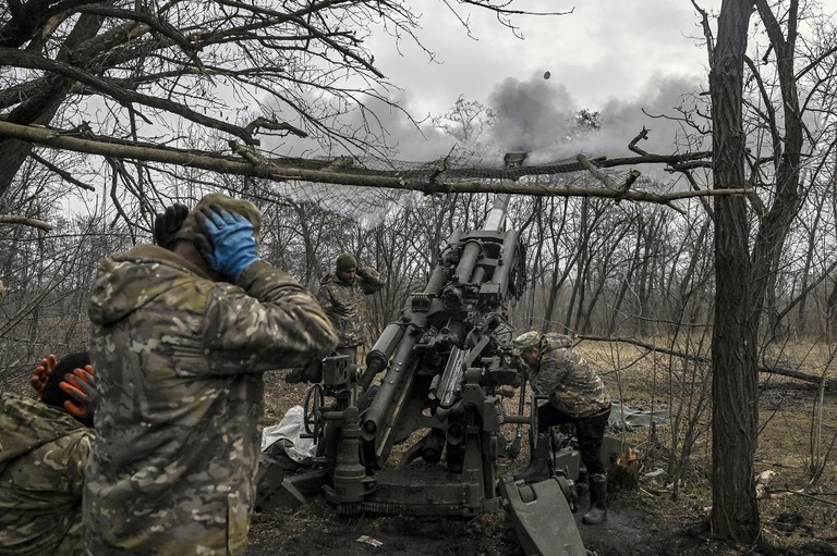 ロシアの陣地に向けて砲撃を行うウクライナ軍兵士＝１１日、ウクライナ・バフムート近郊/Aris Messinis/AFP/Getty Images